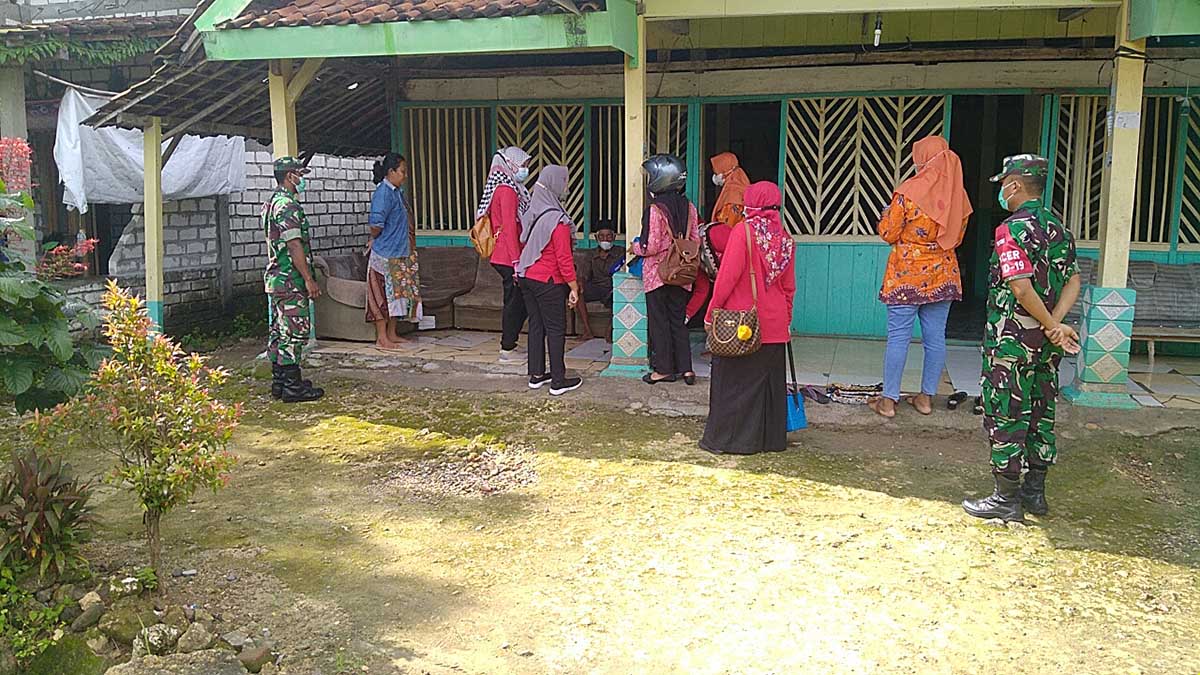 VAKSINASI: Kegiatan vaksinasi yang dilakukan secara door to door untuk warga yang tinggal di Desa Doyomulyo Kecamatan Kembangbahu Lamongan - Lansia di Kecamatan Kembangbahu Mulai Divaksin
