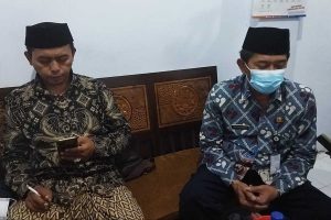 Kepala DP3AKB Kabupaten Jember, Suprihandoko (bermasker), saat memberikan keterangan pada awak media. (ist) - Tingkatkan Kinerja, Kadin DP3AKB Jember Beri Pembinaan Bagi PKB/PLKB