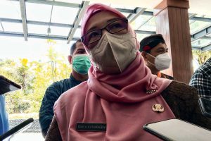 Kepala DPUPRPKP, Diah Ayu Kusuma Dewi menjelaskan, progres pembangunan Jembatan Tlogomas. (jaz) - Update Jembatan Tlogomas, Pertengahan Februari Sudah Bisa Dilewati
