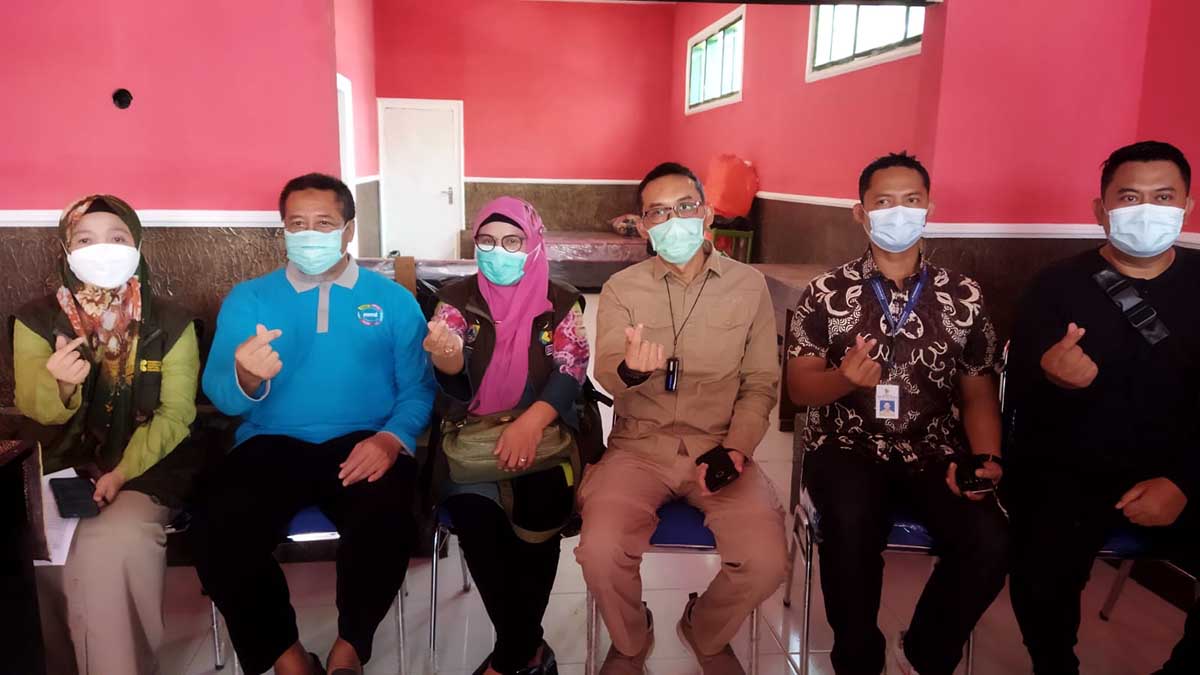 Kepala Dinas Kesehatan Jember dr. Lilik Lailiyah saat foto bersama di Kantor Desa Sumber Kejayan. (ist) - Dinkes Bersama Dukcapil Kolaborasi Tarik Minat Warga Untuk Vaksinasi