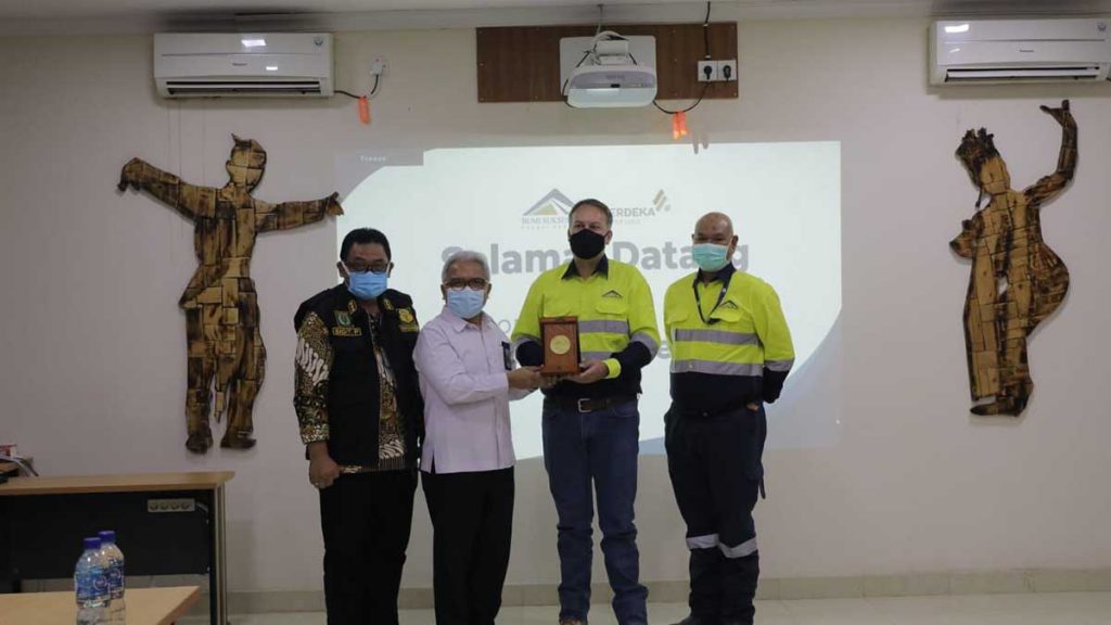 Kepala Dinas Ketenagakerjaan dan Transmigrasi Provinsi Jawa Timur, Himawan Estu Subagijo ketika menyerahkan penghargaan Zero Accident kepada General Manager Operations PT. BSI, Luke Morris, Jum'at (28/1/2022) - Bumi Suksesindo Terima Penghargaan “Zero Accident” Dari Gubernur Jawa Timur