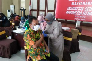Kepala Dinas Pariwisata, menerima vaksin booster. (ws3) - Kickoff Vaksin Booster di Batu, Pemkot Utamakan ASN Komorbid