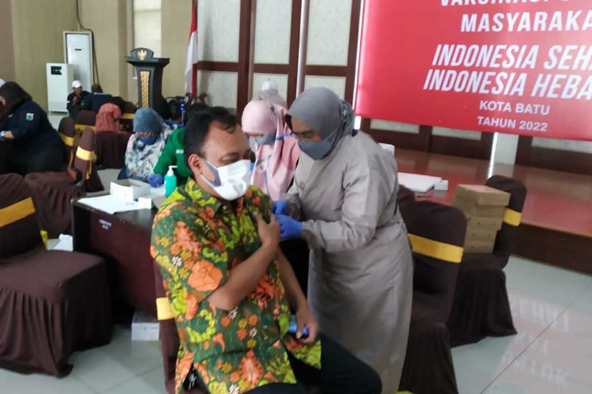 Kepala Dinas Pariwisata, menerima vaksin booster. (ws3) - Kickoff Vaksin Booster di Batu, Pemkot Utamakan ASN Komorbid