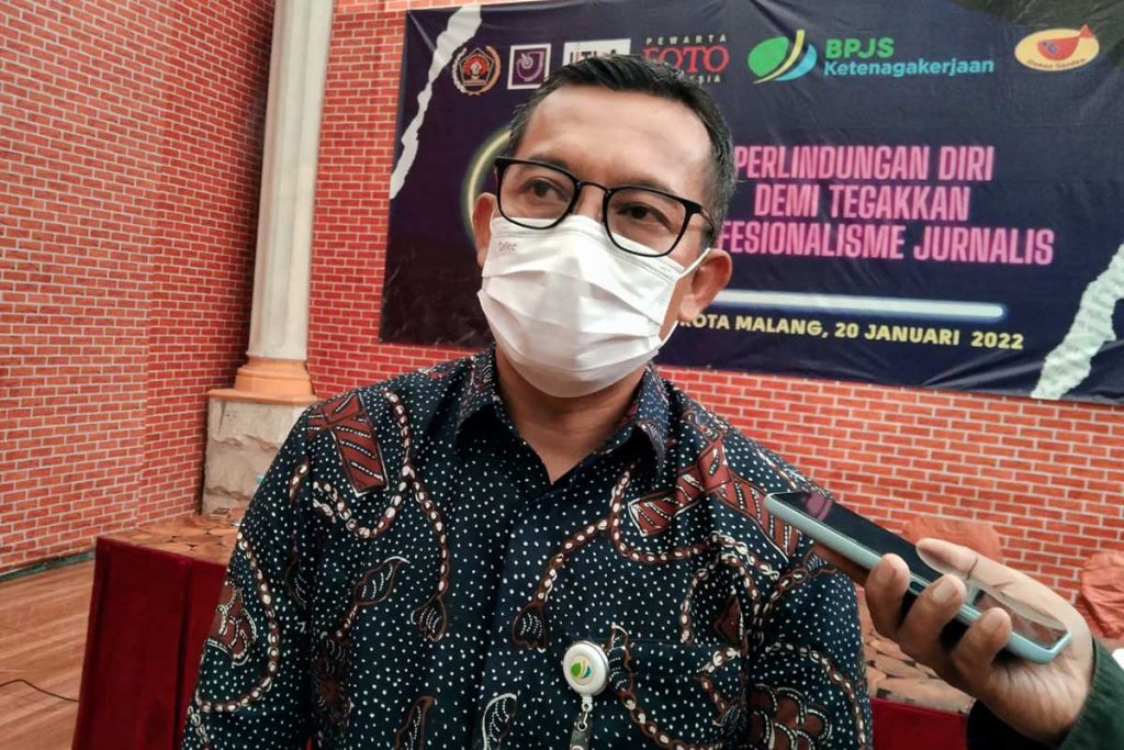 Kepala Kantor BPJS Ketenagakerjaan Malang, Imam Santoso, memberikan pemaparan soal programnya. (jaz) - PWI, AJI, IJTI dan PFI Diskusi Bareng BPJS Ketenagakerjaan, Guna Perlindungan Jurnalis