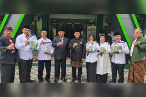 Kepala MTsN 1 Malang, Drs Samsudin MPd (ketiga kiri), bersama Kakanwil Jatim dan penerima penghargaan lainnya. (ist) - Kado HAB Kemenag ke-76, MTsN 1 Kota Malang Suguhkan 1.169 Prestasi Selama 2021