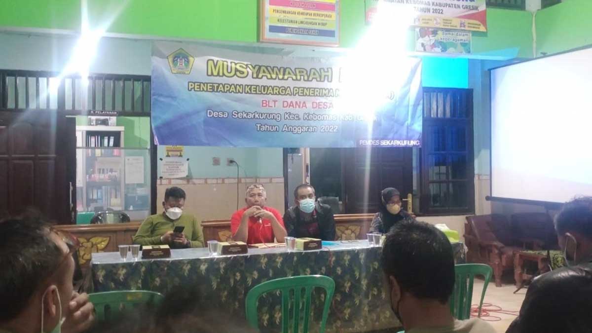 Ketua BPD Sekarkurung, Lutfi Rahman dan Sekdes Tutik minta maaf usai diprotes anggota BPD dan perwakilan warga - Jelang Pilkades, Sekdes Ambil Alih Kewenangan BPD, Lalu Nekat Mengatasnamakan Pj Kades