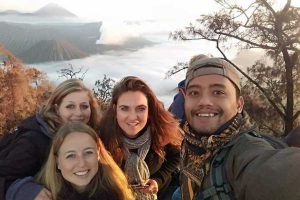 Ketua DPC HPI Kota Batu, Ilham Adilia, memandu wisatawan asing sebelum pandemi. (ist) - Pramuwisata Batu Berharap Regulasi Khusus Wajib Pakai Guide Lokal