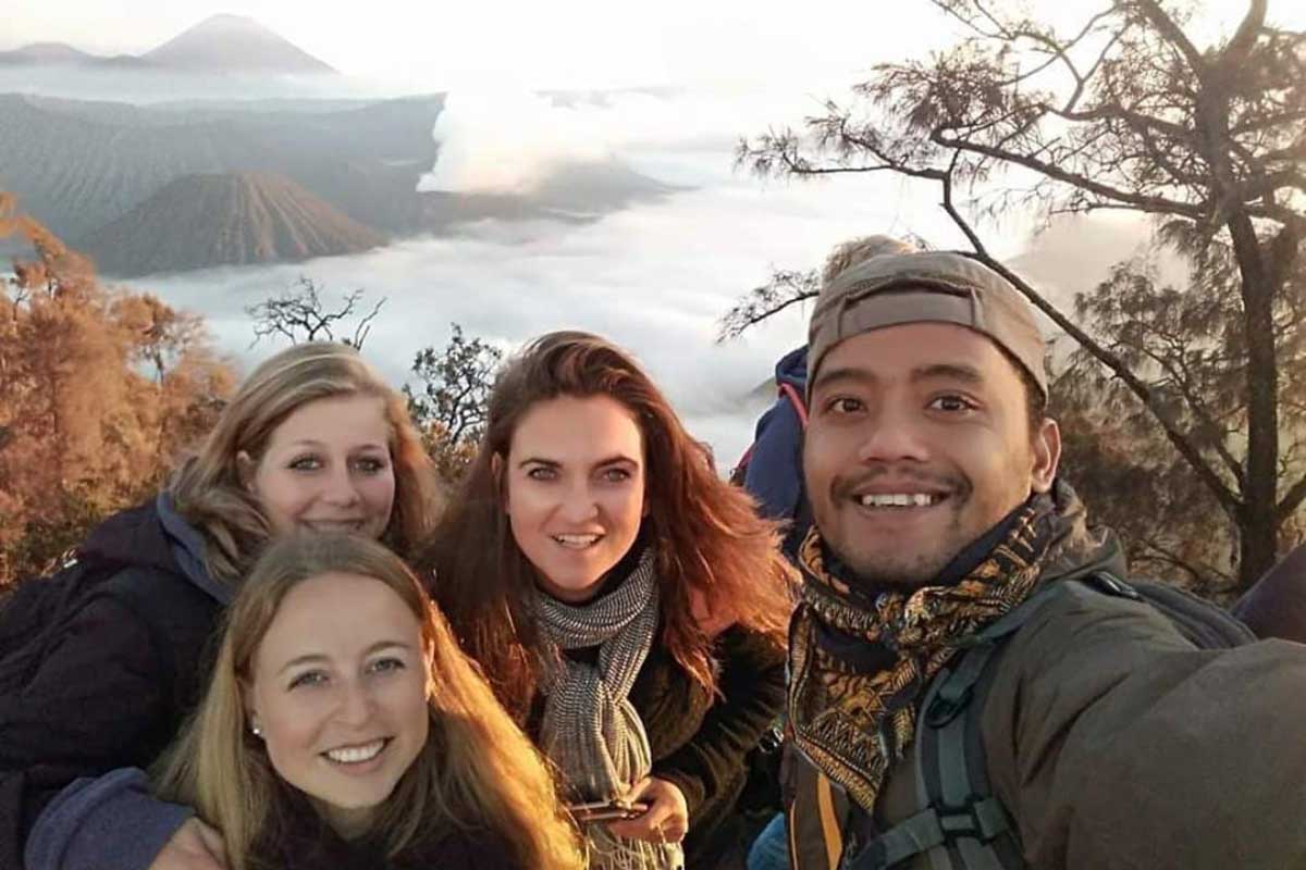 Ketua DPC HPI Kota Batu, Ilham Adilia, memandu wisatawan asing sebelum pandemi. (ist) - Pramuwisata Batu Berharap Regulasi Khusus Wajib Pakai Guide Lokal