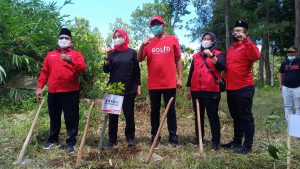 Ketua DPC PDI Penjuangan Banyuwangi, I Made Cahyana Negara bersama bupati Banyuwangi Ipuk Fiestandani Azwar Anas,dan Wakil bupati, H. Sugirah saat menanam pohon mahoni di Jambewangi Jungle Lodge, Desa Jambewangi, Kecamatan Sempu, Minggu (13/1/2022) - Peringati HUT PDIP dan Hari Lahir Megawati, DPC PDI Penjuangan Banyuwangi Tanam Seribu Pohon
