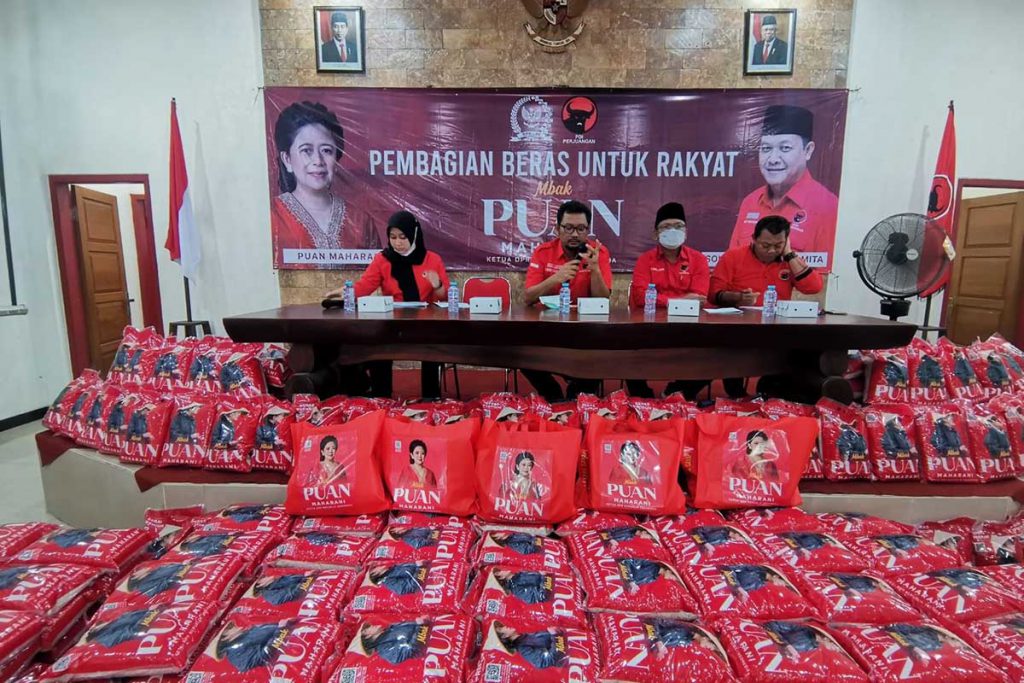 Ketua DPC PDI Penjuangan Kabupaten Banyuwangi, I Made Cahyana Negara (tengah berkacamata) ketika memberikan paparan kepada anggota DPC PDI Penjuangan Banyuwangi sebelum membagikan beras bantuan dari ketua DPR RI, Puan Maharani. (Foto: Aras Sugiarto, SERU.co.id) - DPC PDI Penjuangan Banyuwangi Bagian Ribuan Paket Beras Bantuan Dari Puan Maharani