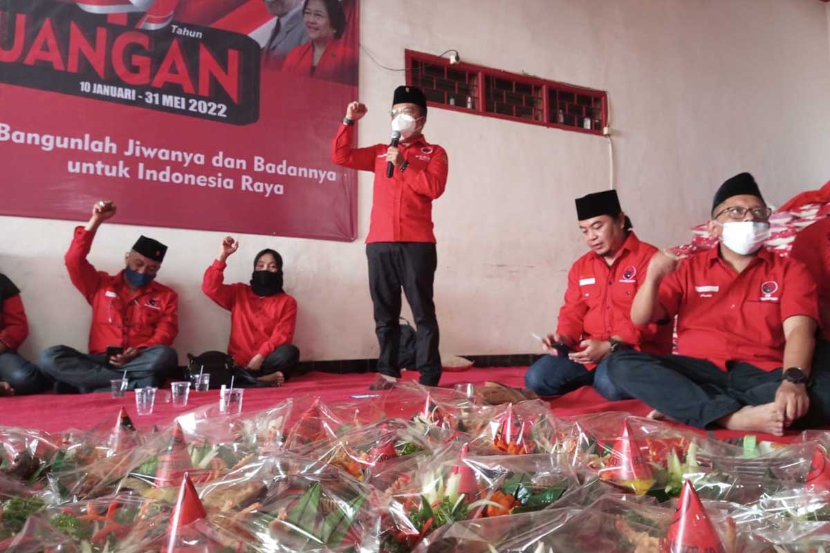 Ketua DPC PDI Perjuangan Ir H Punjul Santoso, memberikan sambutan dalam acara syukuran HUT ke-49 PDIP. (ist) - DPC PDIP Kota Batu Targetkan 'Hattrick' Kemenangan pada Pemilu 2024