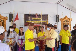Ketua DPP Peradah Jatim, Komang Pasek Ardika, S.H. (kanan) bersama Ketua DPK, Galuh Ria Kurniawan Putra, S.Pt., ketika menyobek sesaji yang sudah dimanterai oleh Ida Bopo Giri Dharma Arsa sebagai penanda berakhirnya proses pelantikan. (Foto: Ferdian) - DPP Peradah Jatim Lantik Pengurus DPK Peradah Kabupaten Banyuwangi