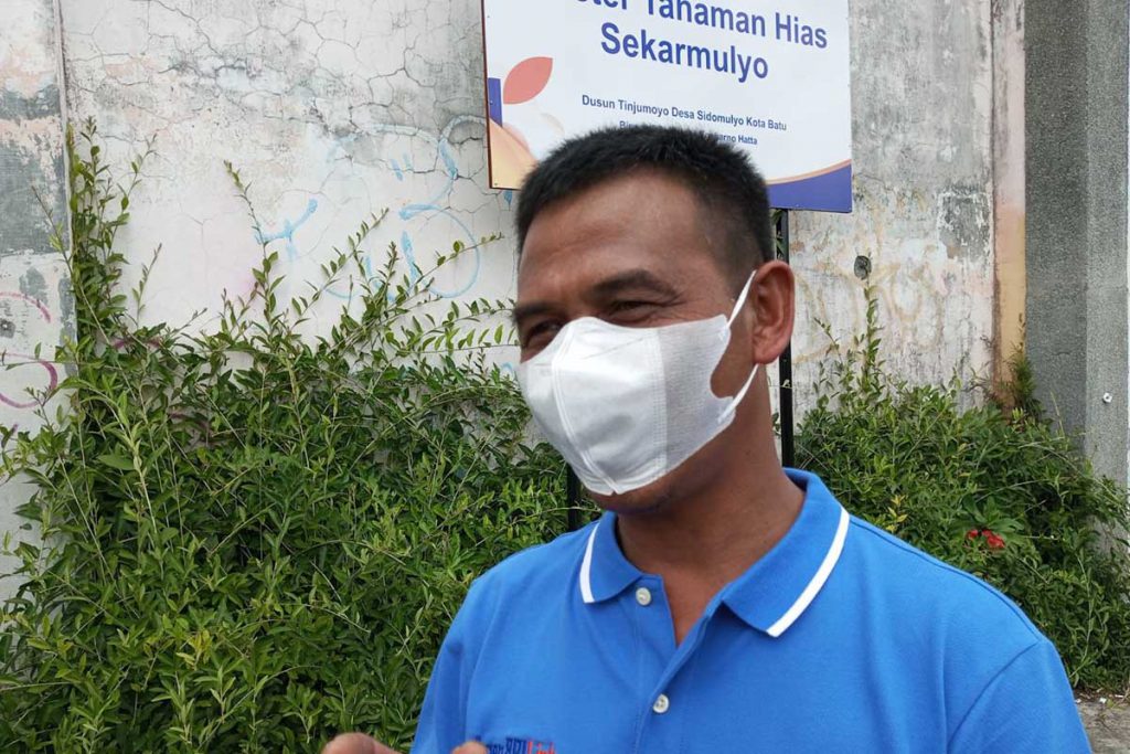 Ketua Kelompok Tani Pasar Wisata Sekarmulyo, Tono. (ws3) - Valentine Sebulan Lagi, Permintaan Mawar Pot Mulai Meningkat
