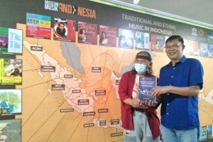 Ketua MMI bersama anggota Komisi D DPRD Kota Malang, melaunching panel di salah satu sudut MMI. (jaz) - Museum Musik Indonesia Launching Panel Sebaran Musik Se-Indonesia