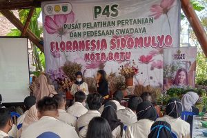 Ketua P4S, Dwi Lily Indayani, saat memberikan pelatihan pada mahasiswa. (ws3) - P4S Floranesia Sidomulyo Batu Jadi Jujugan Pelatihan Swadaya Petani Milenial