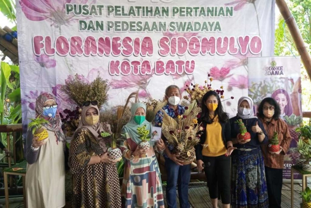 Ketua P4S berfoto bersama dosen pertanian dari UWKS. (ws3) - P4S Floranesia Sidomulyo Batu Jadi Jujugan Pelatihan Swadaya Petani Milenial