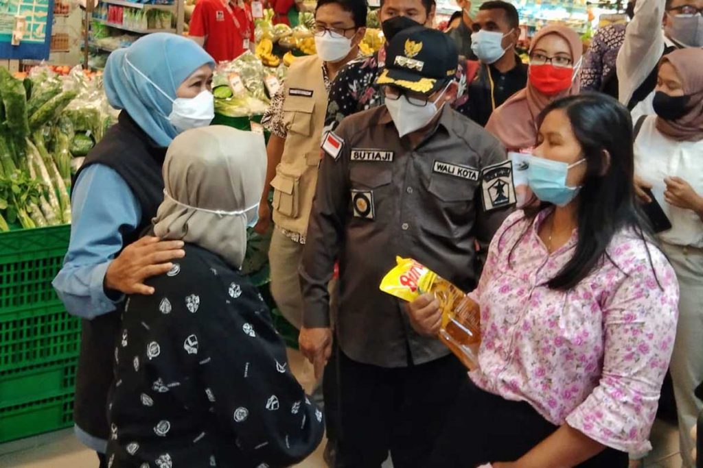 Khofifah dan Sutiaji mengajak berbicara dengan pembeli minyak goreng. (jaz) - Khofifah Jamin Stok Migor Hingga Enam Bulan Aman, Harga Standart Rp14 Ribu/Liter