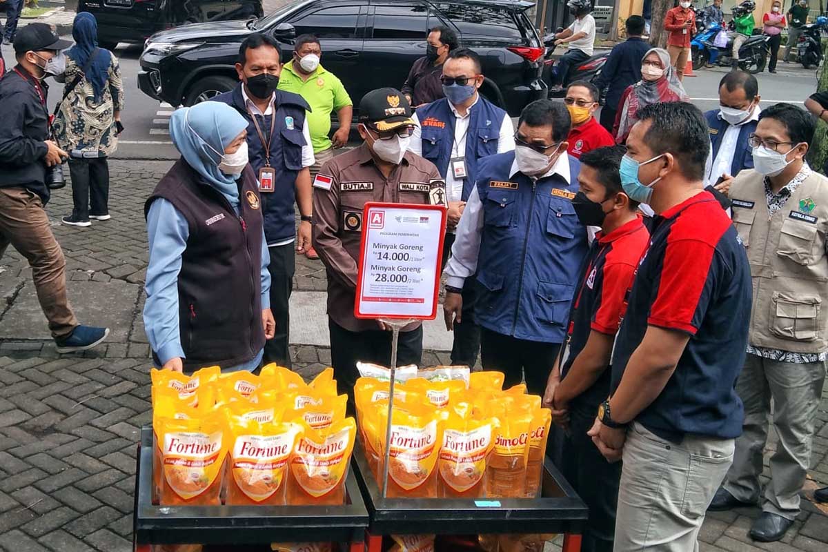 Khofifah meninjau lokasi di Alfamidi depan UNMER. (jaz) - Khofifah Jamin Stok Migor Hingga Enam Bulan Aman, Harga Standart Rp14 Ribu/Liter