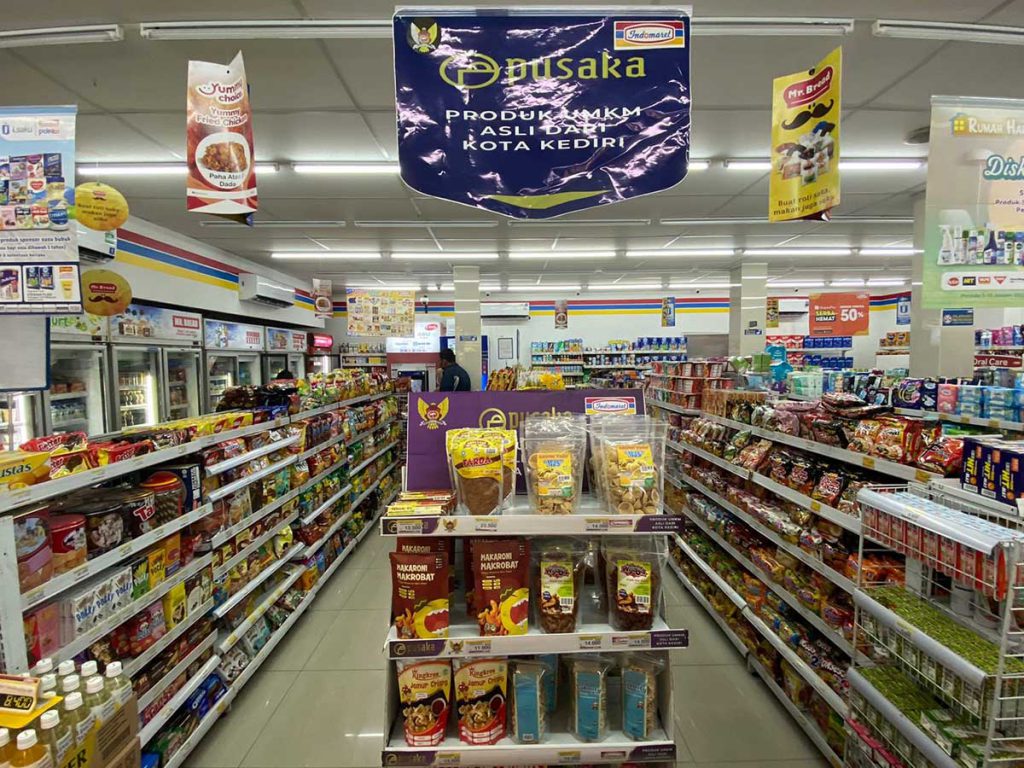 Kini beragam merk UMKM lokal telah menghiasi etalase khusus Pusaka di toko modern kemitraan maupun pameran di berbagai event - Pusaka Sukses Naikkan Pendapatan UMKM di Masa Pandemi