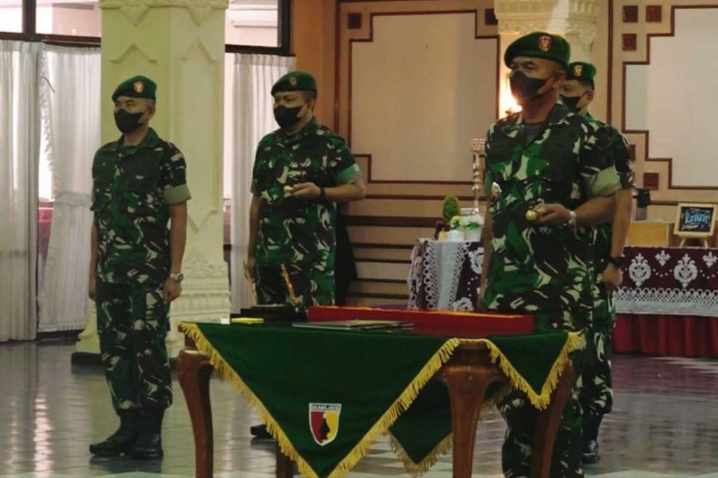 Kolonel Inf Irwan Subekti dan Kolonel Inf Yudhi Prasetiyo SIP. (ist) - Peralihan Tongkat Komando Danrem 083/Bdj Diserahterimakan di Makodam V/Brw