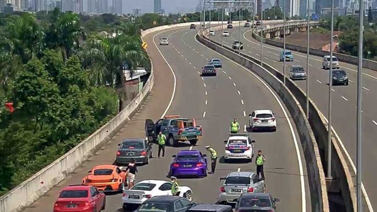 Konvoi mobil mewah berhenti di jalan tol. (ist) - Berhenti Untuk Foto di Jalan Tol, Konvoi Mobil Mewah Tak Ditilang Polisi