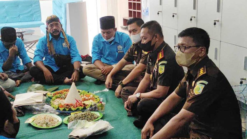 LSM Saroja kirim tumpeng dan berikan piagam penghargaan serta piala keberhasil dalam memberantas Korupsi di Kota Kediri - LSM Saroja Dukung Kinerja Kejari Tangani Kasus Korupsi
