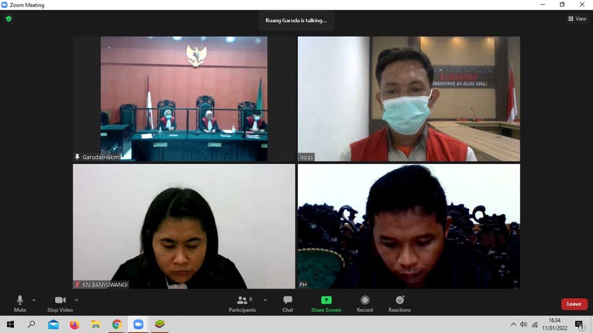 Majelis Hakim PN Banyuwangi Ketika Menyidangkan Perkara Pesta Sabu Oknum Polisi Banyuwangi. (dok) - Oknum Polisi Terjerat Sabu, Di Vonis 6 Bulan rehabilitasi, Ini Kata Ketua IPWL LRPPN BI Banyuwangi