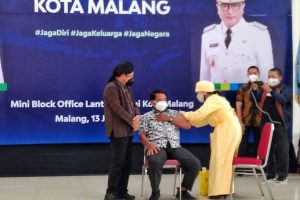 Mantan Sekda Kota Malang, Wasto, menerima vaksin booster di Mini Block Office. (jaz) - Kota Malang Mulai Suntikkan Vaksin Booster