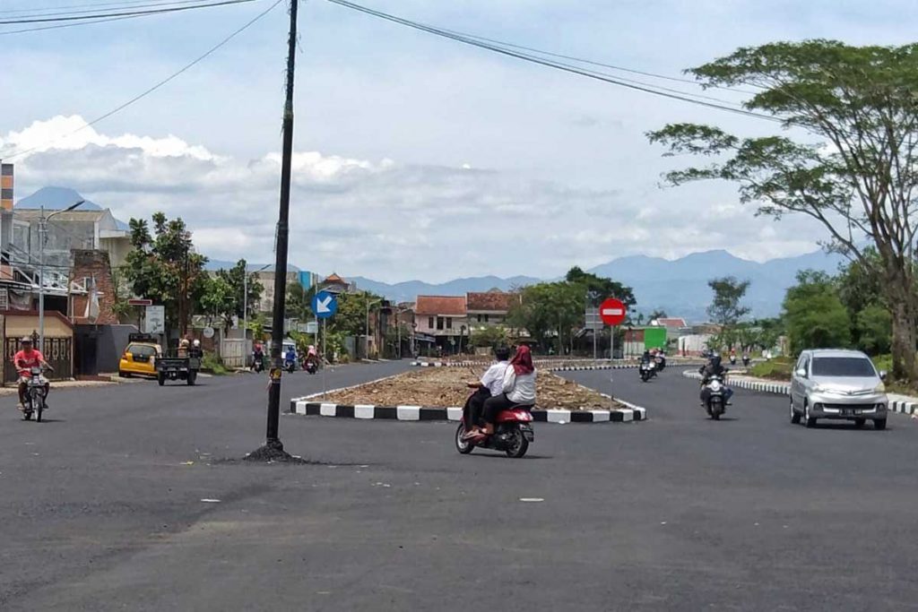 Marka jalan dan PJU belum dibuat oleh pihak terkait. (jaz) - Tampik Mangkrak, Proyek Jalan Danau Jonge Minus Rambu Hingga PJU