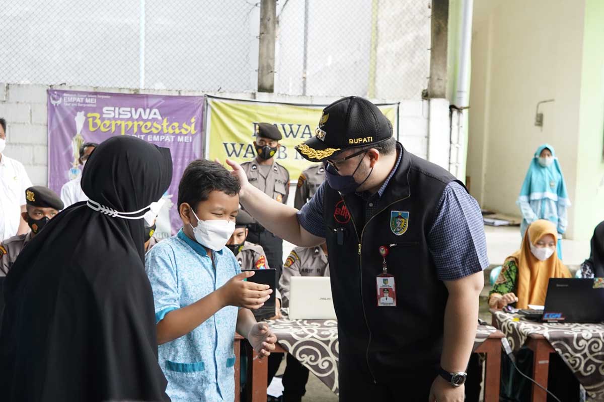 Mas Dhito Hadiahi Buku Tulis untuk Peserta Vaksin Anak