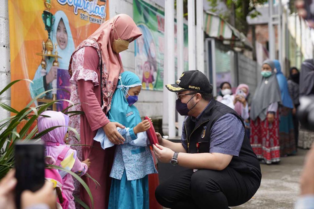 Mas Dhito mengajak pelajar itu berkomunikasi dan memberikan hadiah buku dengan memberikan semangat supaya tak takut divaksin. (memo x/im-ji) - Mas Dhito Hadiahi Buku Tulis untuk Peserta Vaksin Anak