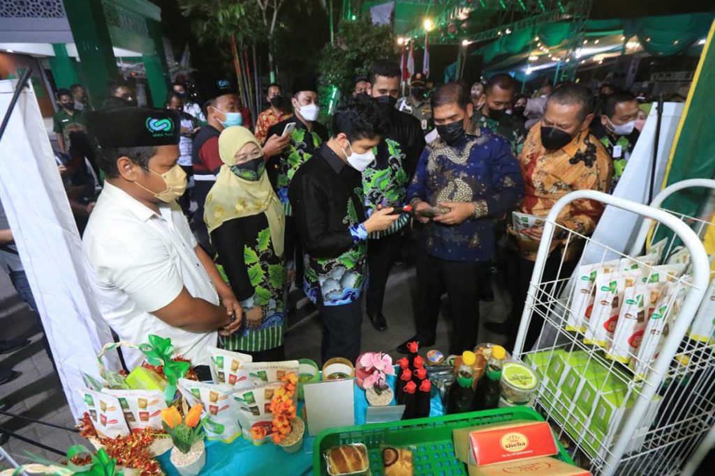 Mengunjungi beberapa stan UMKM, yang menyuguhkan produk unggulan Kota Probolinggo. (ist) - Wagub Jatim Apresiasi Kebijakan Wali Kota Probolinggo Stimulus UMKM