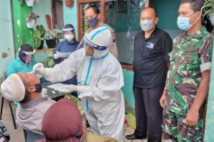 Nakes melakukan swab kepada warga Kotalama kontak erat. (ist) - Hasil 3T, Tujuh Warga Kotalama Positif Covid-19