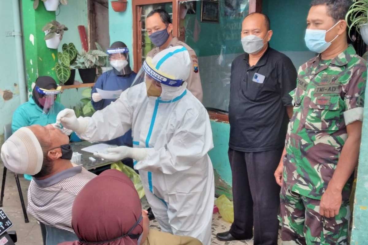 Nakes melakukan swab kepada warga Kotalama kontak erat. (ist) - Hasil 3T, Tujuh Warga Kotalama Positif Covid-19