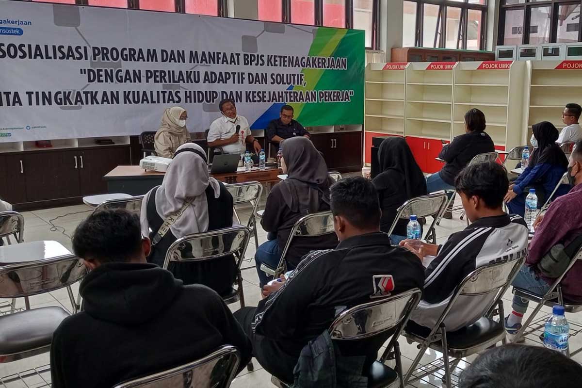 PKL Relawan mendapatkan pengarahan dari Kadiskumindag. (ws3) - Diskumindag dan BPJSTK Bentuk Relawan, Targetkan Seluruh PKL Batu Terlindungi