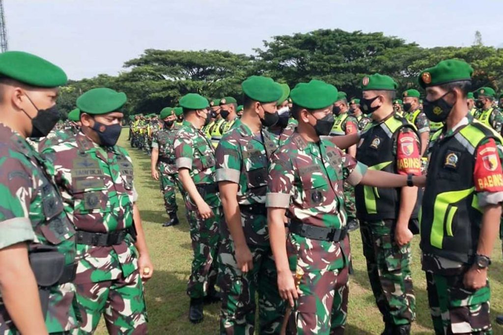 Pangdam V/Brawijaya Mayjen TNI Nurchahyanto inspeksi pasukan. (ist) - Antisipasi Perkembangan Situasi Jatim, Pangdam V/Brawijaya Sampaikan Ini