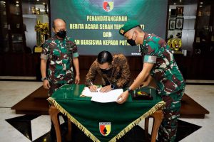 Pangdam V/Brawijaya Tandatangani Berita Acara Serah Terima (BAST) Beasiswa kepada Putra-Putri TNI AD di Makodam V/Brawijaya dari Bank Mandiri - 180 Putra-putri TNI AD di Lingkungan Kodam V/Brawijaya Terima Bea Siswa Bank Mandiri