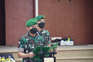 Pangdam V/Brw Mayjen TNI Nurchahyanto membacakan surat keputusan. (ist) - Peralihan Tongkat Komando Danrem 083/Bdj Diserahterimakan di Makodam V/Brw