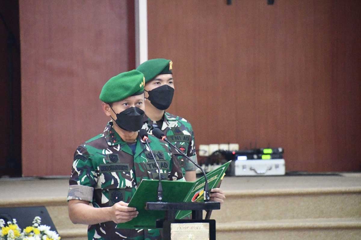 Pangdam V/Brw Mayjen TNI Nurchahyanto membacakan surat keputusan. (ist) - Peralihan Tongkat Komando Danrem 083/Bdj Diserahterimakan di Makodam V/Brw