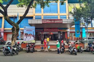 Parkir Mall Pelayanan Publik (MPP) di tepi jalan ini bakal dialihkan ke dalam. (jaz) - Wacana Parkir Mall Pelayanan Publik 'Merdeka' Tak Lagi di Tepi Jalan