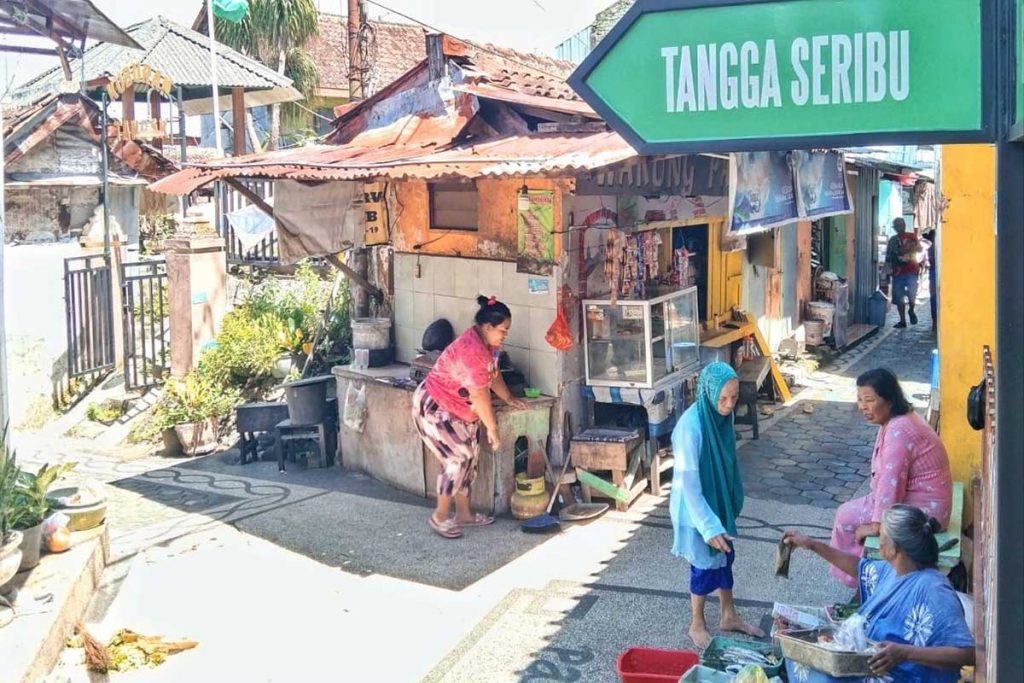 Pedagang berjualan di pinggir jalan Kayutangan Heritage. (jaz) - Meski Belum Dibuka, Kayutangan Heritage Menambah Penghasilan Pedagang Sekitar