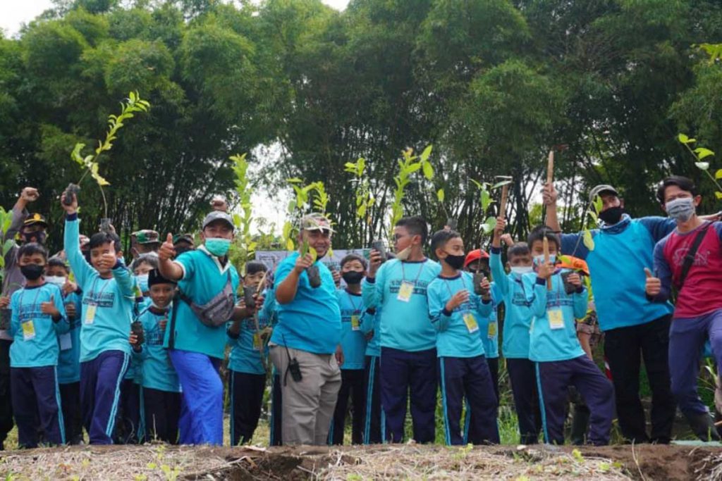 Pelajar yang turut mengikuti kegiatan reboisasi. (ist) - Dinsos Jatim dan Pemkot Batu Tanam Ribuan Bibit Pohon