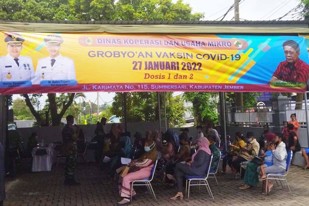 Pelaksanaan vaksinasi di Dinas Koperasi dan Usaha Mikro Jember. (ist) - Tarik Minat Warga Vaksin, Diskop dan UM Jember Beri Doorprize