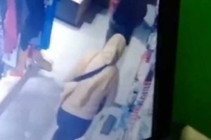 Pelaku terekam cctv memasukkan daster curian ke dalam tas. (ist) - Viral, Kawanan Emak-Emak Nyolong Daster di Toko Milik Artis - Daster Raib, Motor Pelaku Ditinggal