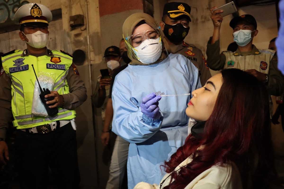 Pelanggar prokes diswab secara acak. (ist) - Tekan Covid -19, 'Pamor Keris' Hukum Push Up Pelanggar Prokes