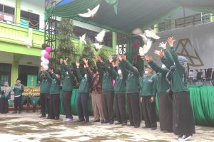 Pelepasan burung merpati penanda pembukaan AKSI XI. (rhd) - Ribuan Siswa SD/MI Meriahkan Try Out Akbar & AKSI XI MTs Almaarif 01 Singosari