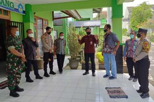 Pemangku jabatan di wilayah Blimbing meninjau gedung SKB. (ist) - SKB Bakal Jadi Tempat Isolasi Terpadu Covid-19