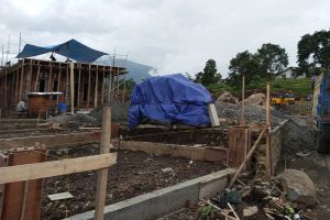 Pembangunan kembali rumah yang hancur akibat banjir bandang. (ws3) - Update Penanganan Korban Banjir Batu, Sejumlah Rumah Rusak Usai Direnovasi