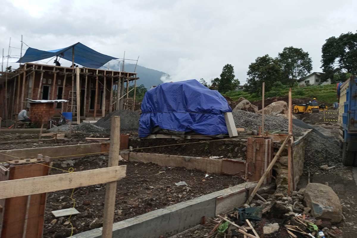 Pembangunan kembali rumah yang hancur akibat banjir bandang. (ws3) - Update Penanganan Korban Banjir Batu, Sejumlah Rumah Rusak Usai Direnovasi