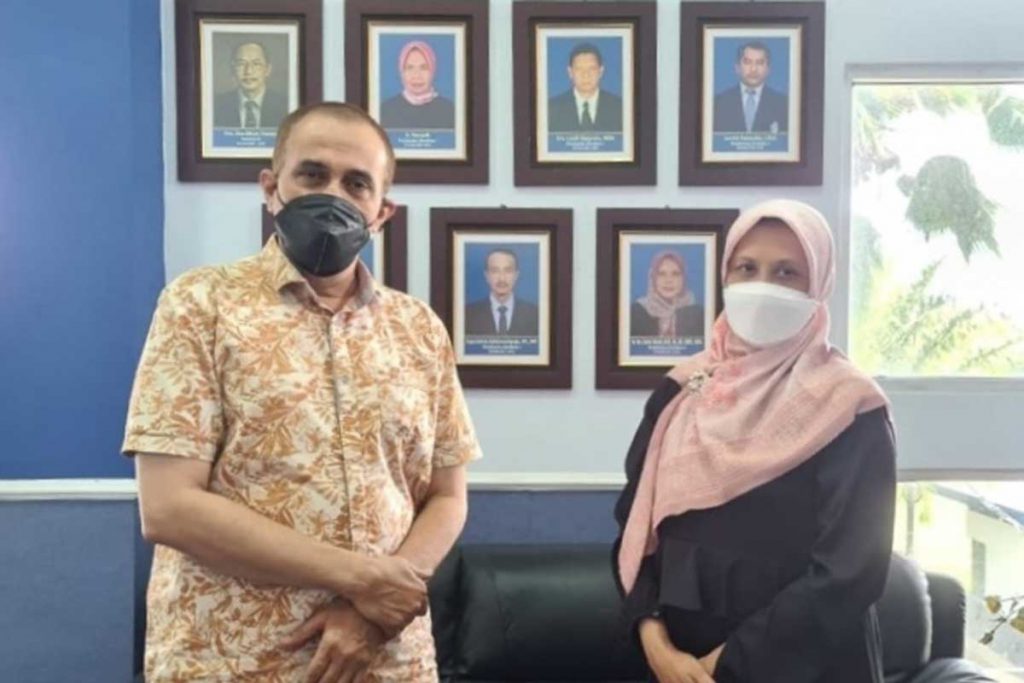 Pembantu Direktur I (kanan) bersama Staf Ahli Pembantu Direktur IV (kiri). (ist) - Polinema Buka Prodi D-IV Usaha Perjalanan Wisata
